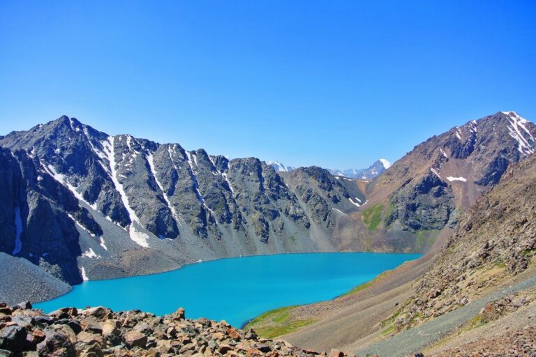 Высокогорье Ала-Кёль, чистое небо и озеро