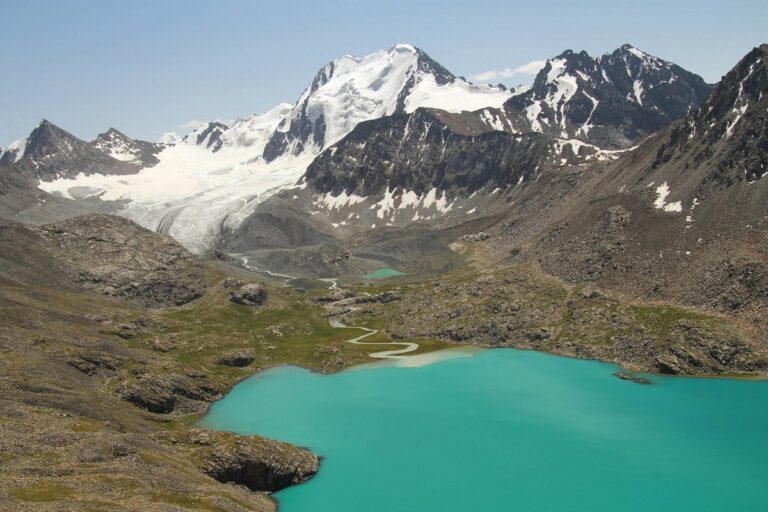 Ледники и озеро Ала-Кёль