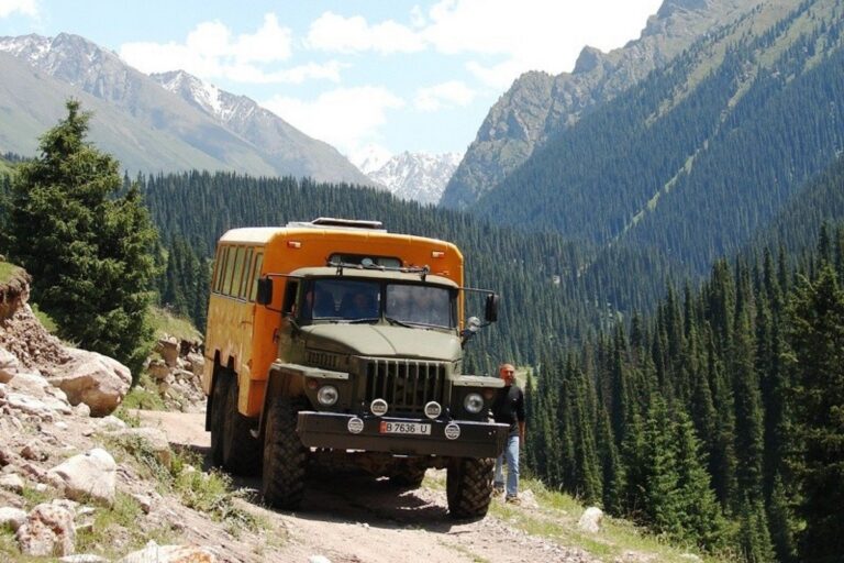Пассажирский грузовик в Алтын-Арашан