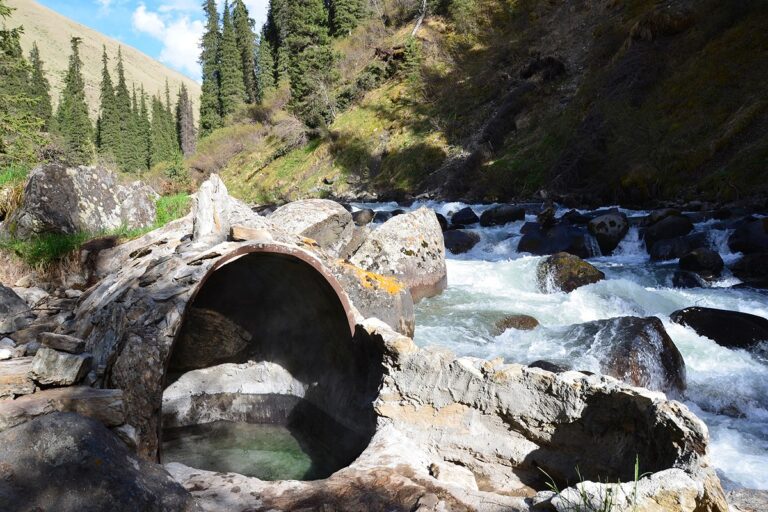Источник в камне Алтын-Арашан