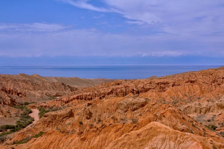 Каньон Сказка с видом на озеро Иссык Куль