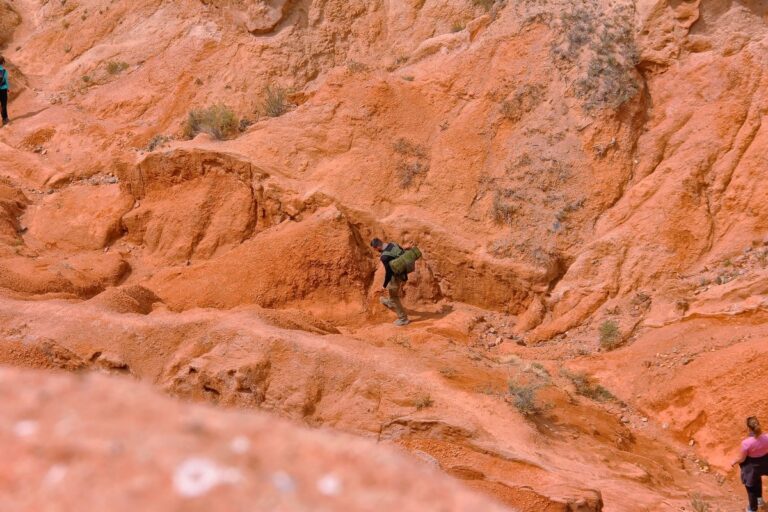 Человек идет по ущелью Каньона Сказки