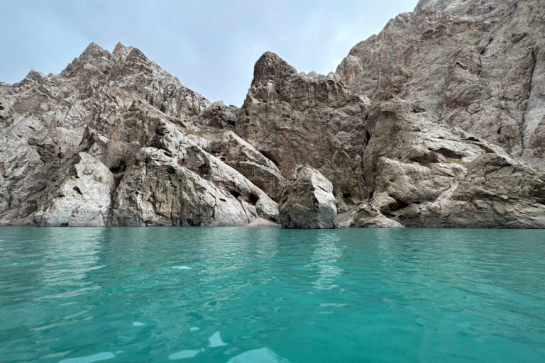 Бирюзовое озеро Кел-Суу со скалистыми скалами