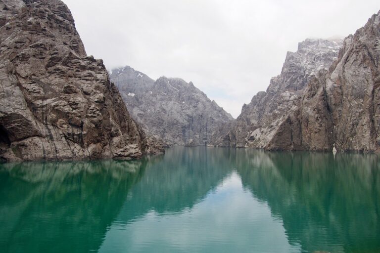 Туманный Кел-Суу с отражением гор в озере