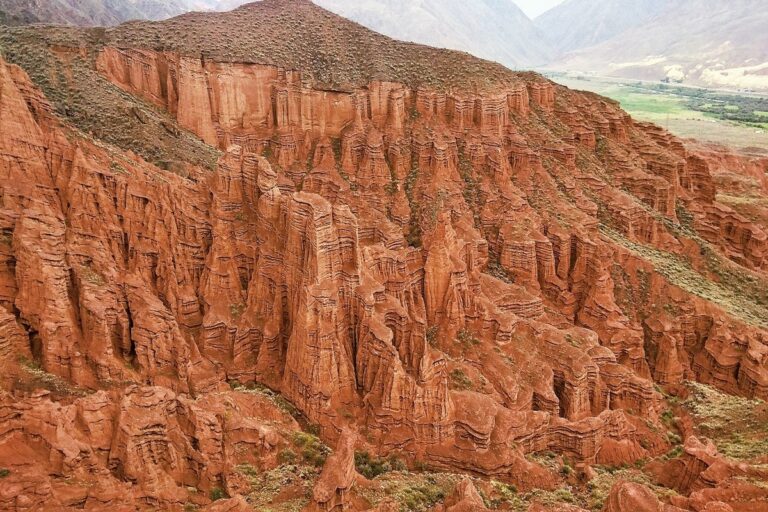 Загадочный боковой вид на каньон Кок-Мойнок