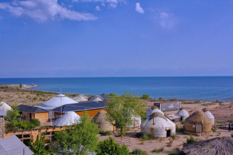 Юрточный городок на озере Иссык-Куль