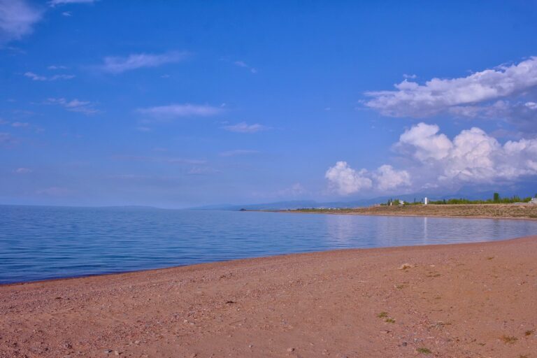 Чистый южный берег Иссык-Куля