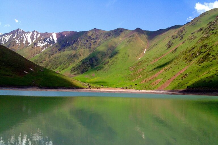 Спокойное озеро Коль-Тор, без ветра