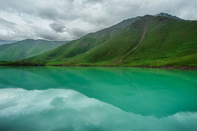 Бирюзово-голубое озеро Коль-Тор в горах