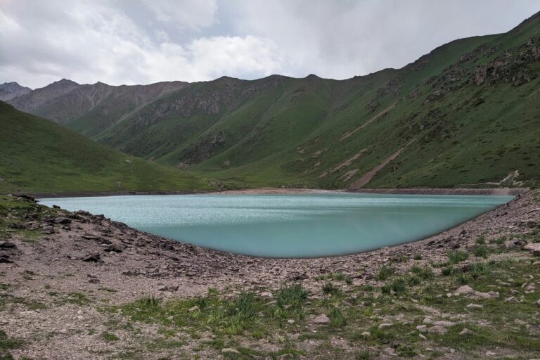 Озеро Коль-Тор Окружённая холмистыми горами