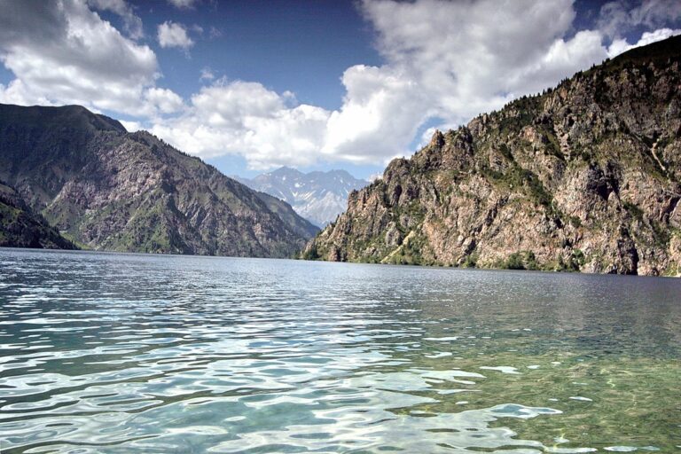 Кристально чистое озеро Сары-Челек