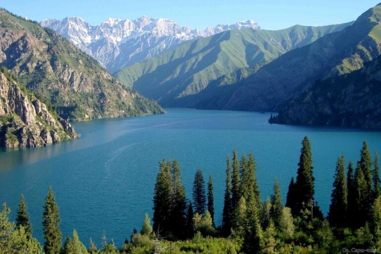 Красивый вид на озеро Сары-Челек с видом на горы и ледники