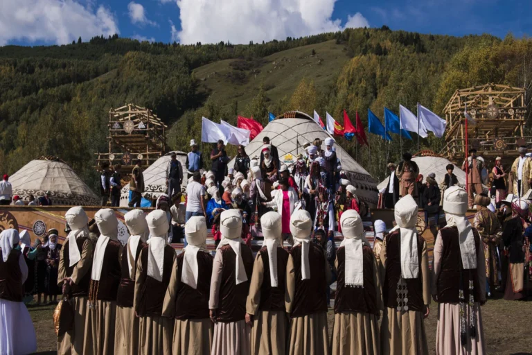 Туристы на фоне скал Джети-Огуз во время тура на Всемирные игры кочевников 2026